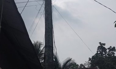 Warga Cimoyan Keluhkan Kabel Internet Semeraut Dan Gunakan Tiang Listrik PLN