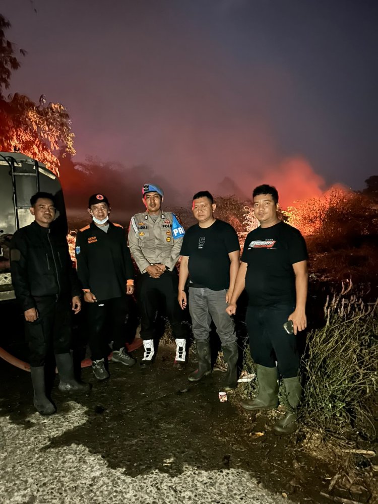 Gerak Cepat Polsek Cikedal, BPBDPK, Kecamatan Cikedal dan Pemdes Karyautama Lakukan Evakuasi dan Penanganan Kebakaran TPA Lame Luhur Cikedal