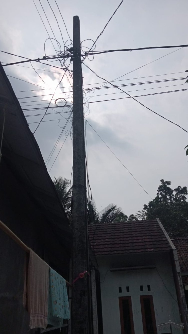 Warga Cimoyan Keluhkan Kabel Internet Semeraut Dan Gunakan Tiang Listrik PLN